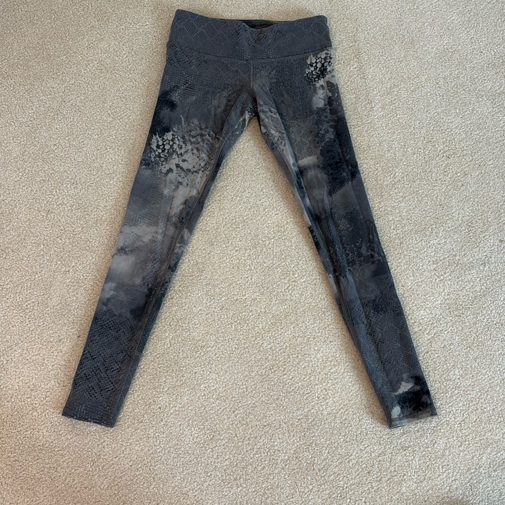 Alo airbrush grey tie dye size XS in 7/8 length